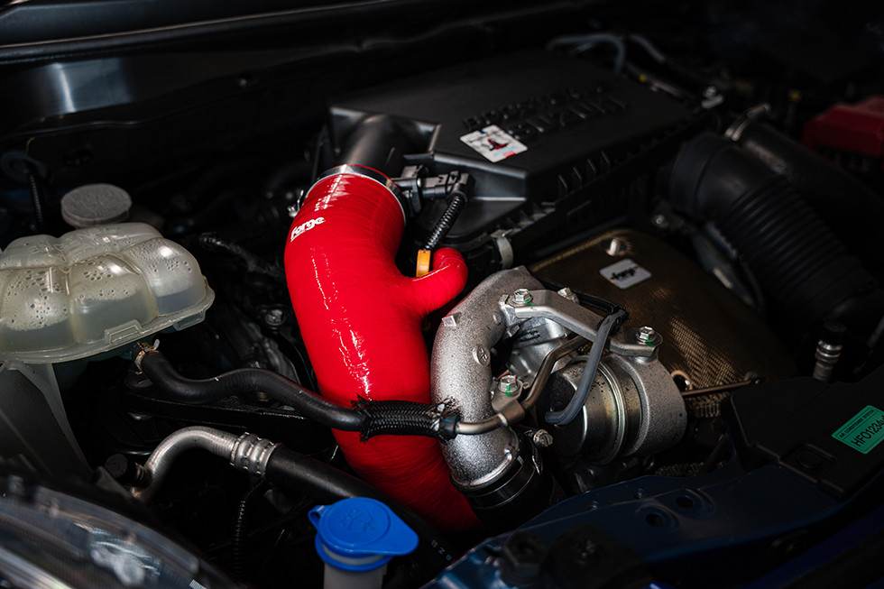 FORGE Turbo-Einlassadapter für Suzuki Swift Hybrid - FO-FMTIA14.N - FMTIA14-BLACK